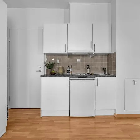 Cozy Aurora I Near Center *